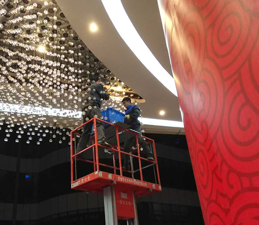 山东银座和谐广场水晶灯清洁